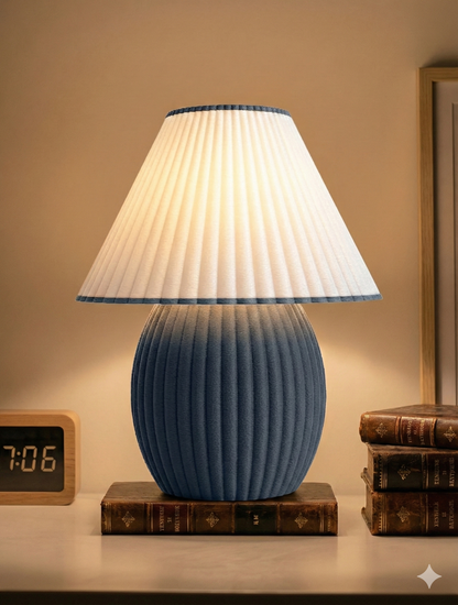 Yatak odası komodini üzerinde konik başlıklı Friloon Line abajur