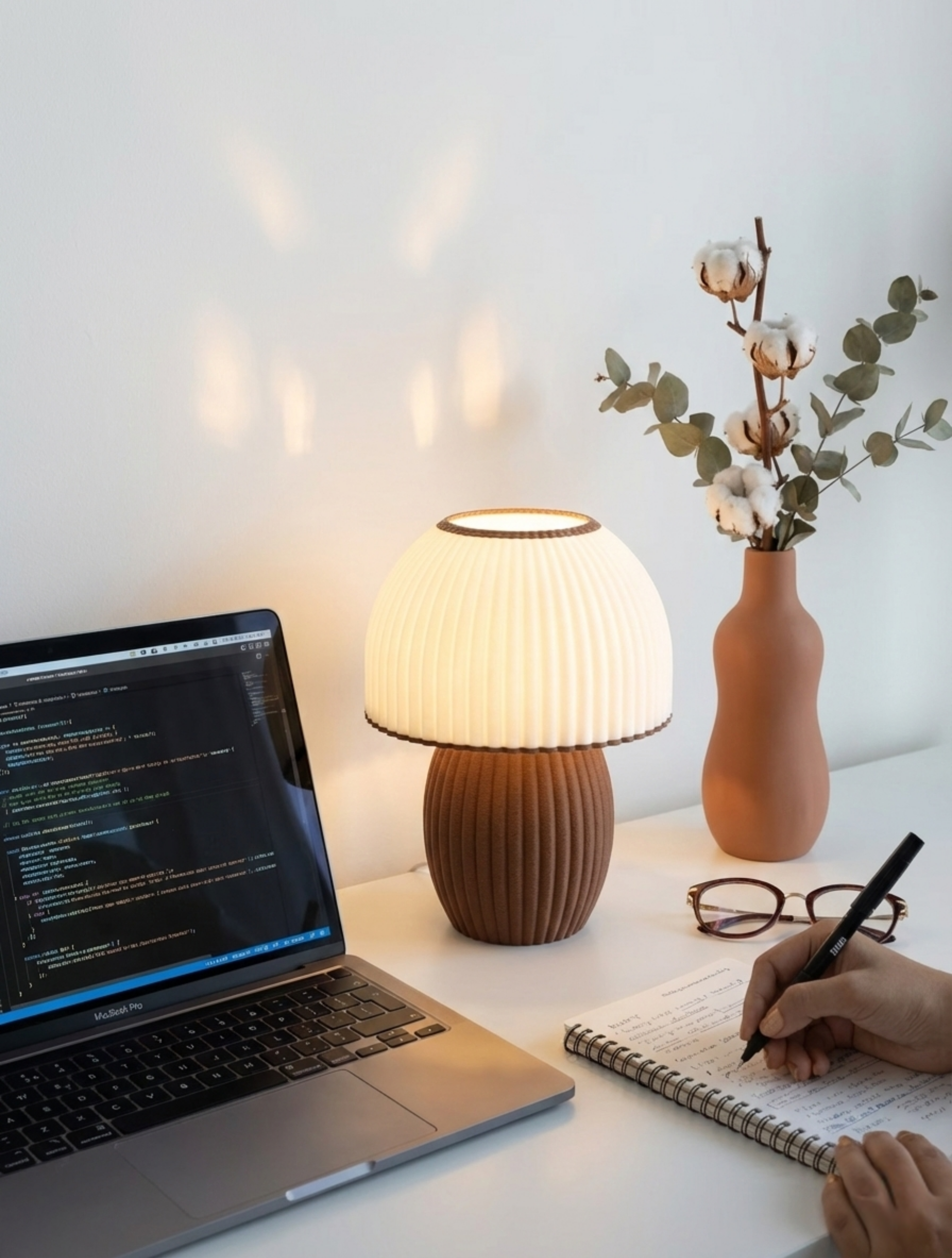 Minimalist çalışma masası için çizgili abajur